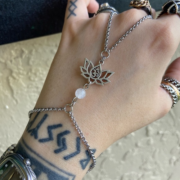 Hand piece lotus flower om sign quartz bracelet - Picture 13 of 15